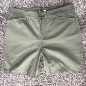 Croft & Barrow Olive Green cotton blend stretch Shorts women’s size 12
